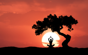 imagem de mulher praticando o yoga para despertar da kundalini ao final do dia