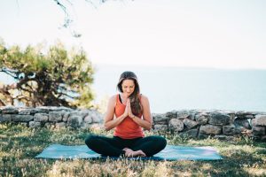 mulher meditando após descobrir como começar a meditar sozinho